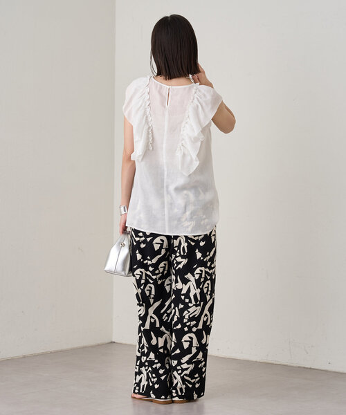 LOUNGEDRESS(ラウンジドレス)の「フリルノースリブラウス(シャツ/ブラウス・レディース・オフホワイト/ブラック/サックスブルー・FREE)」の9枚目の写真
