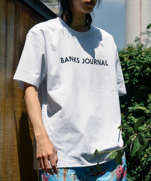BANKS(バンクス)の「DESIGN TEE /BANKS JOURNAL(バンクスジャーナル)ブランドロゴプリント半袖デザインT-シャツ(Tシャツ/カットソー・メンズ・ブラック/スモークピンク/オフホワイト・LARGE/MEDIUM/X-LARGE)」の1枚目の写真