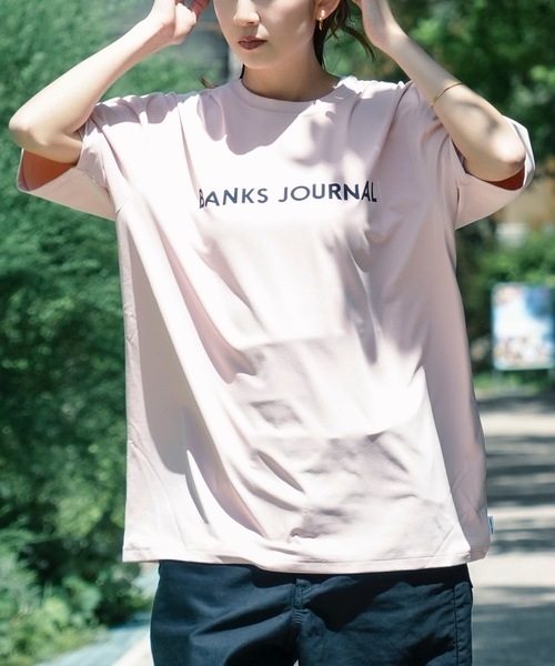 BANKS(バンクス)の「DESIGN TEE /BANKS JOURNAL(バンクスジャーナル)ブランドロゴプリント半袖デザインT-シャツ(Tシャツ/カットソー・メンズ・ブラック/スモークピンク/オフホワイト・LARGE/MEDIUM/X-LARGE)」の3枚目の写真