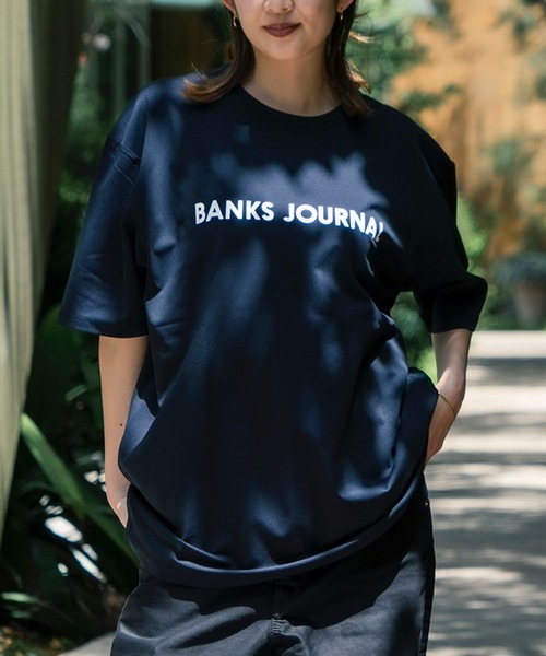BANKS(バンクス)の「DESIGN TEE /BANKS JOURNAL(バンクスジャーナル)ブランドロゴプリント半袖デザインT-シャツ(Tシャツ/カットソー・メンズ・ブラック/スモークピンク/オフホワイト・LARGE/MEDIUM/X-LARGE)」の2枚目の写真