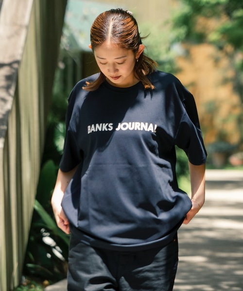 BANKS(バンクス)の「DESIGN TEE /BANKS JOURNAL(バンクスジャーナル)ブランドロゴプリント半袖デザインT-シャツ(Tシャツ/カットソー・メンズ・ブラック/スモークピンク/オフホワイト・LARGE/MEDIUM/X-LARGE)」の9枚目の写真