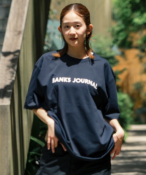 BANKS(バンクス)の「DESIGN TEE /BANKS JOURNAL(バンクスジャーナル)ブランドロゴプリント半袖デザインT-シャツ(Tシャツ/カットソー・メンズ・ブラック/スモークピンク/オフホワイト・LARGE/MEDIUM/X-LARGE)」の10枚目の写真