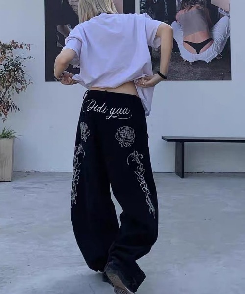SHEENA（シーナ）の「バックフラワーロゴ刺繍カーブワイドパンツ（デニムパンツ・レディース・ブラック・S/M/L）」の7枚目の写真