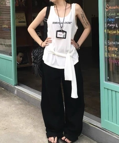 SHEENA（シーナ）の「バックフラワーロゴ刺繍カーブワイドパンツ（デニムパンツ・レディース・ブラック・S/M/L）」の5枚目の写真
