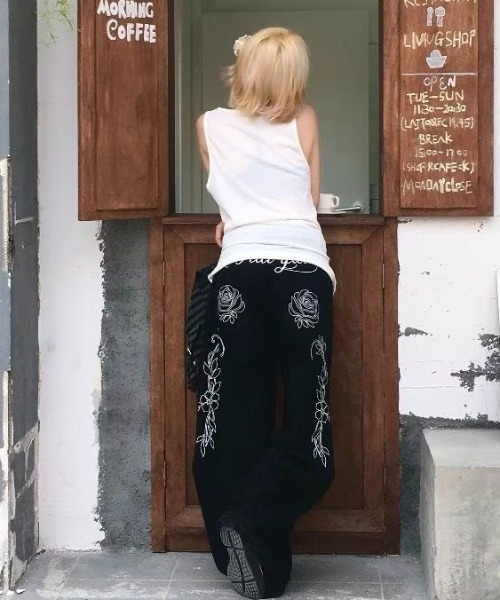 SHEENA（シーナ）の「バックフラワーロゴ刺繍カーブワイドパンツ（デニムパンツ・レディース・ブラック・S/M/L）」の4枚目の写真