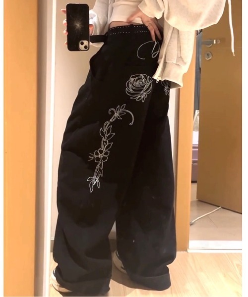 SHEENA（シーナ）の「バックフラワーロゴ刺繍カーブワイドパンツ（デニムパンツ・レディース・ブラック・S/M/L）」の15枚目の写真