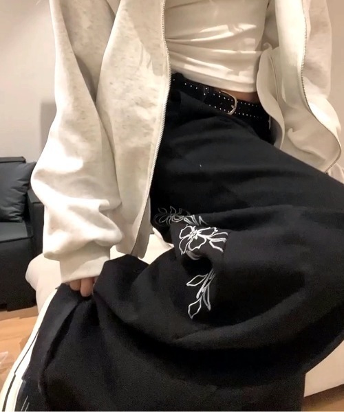 SHEENA（シーナ）の「バックフラワーロゴ刺繍カーブワイドパンツ（デニムパンツ・レディース・ブラック・S/M/L）」の16枚目の写真