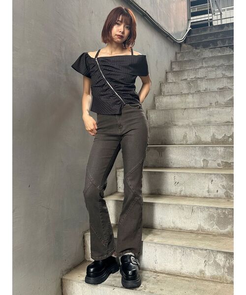 MURUA(ムルーア)の「スウィッチングスタッズデニム(デニムパンツ・レディース・ブラウン/ブラック・2/1)」の5枚目の写真