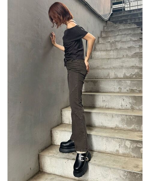 MURUA(ムルーア)の「スウィッチングスタッズデニム(デニムパンツ・レディース・ブラウン/ブラック・2/1)」の6枚目の写真