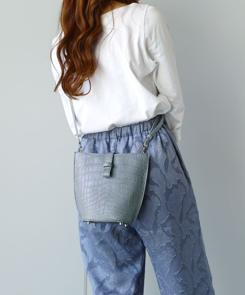 sankyo shokai（サンキョウショウカイ）の「クロコダイルレザー ミニショルダーバッグ ポシェット（ショルダーバッグ・レディース・ブルー/ライトピンク/ブラック/ライトグレー/イエロー・FREE）」の3枚目の写真