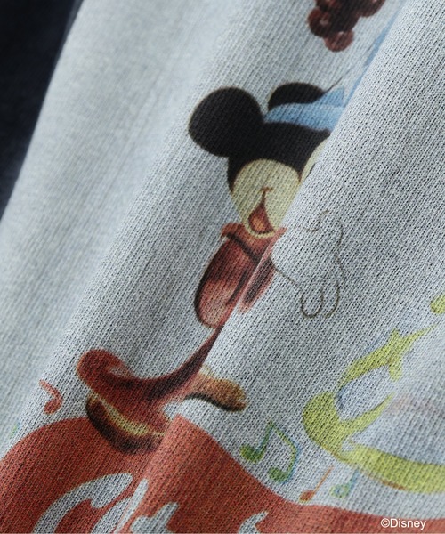 Disney(ディズニー)の「《Disney Collection》FANTASIA / MICKEY MOUSE / FILM POSTER T-SHIRT / AVIREX / アヴィレックス(Tシャツ/カットソー・メンズ・チャコール/オフホワイト・MEDIUM/LARGE/X-LARGE/XX-LARGE)」の3枚目の写真