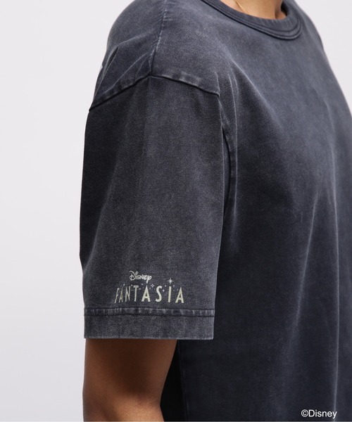 Disney(ディズニー)の「《Disney Collection》FANTASIA / MICKEY MOUSE / FILM POSTER T-SHIRT / AVIREX / アヴィレックス(Tシャツ/カットソー・メンズ・チャコール/オフホワイト・MEDIUM/LARGE/X-LARGE/XX-LARGE)」の5枚目の写真