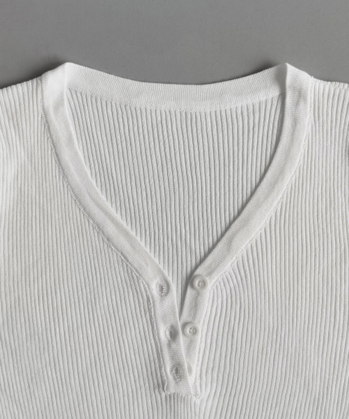 Miniministore（ミニミニストア）の「Vネックリブニットトップス 着やせ 無地（ニット/セーター・レディース・ホワイト/ブルー/ブラック・FREE）」の7枚目の写真