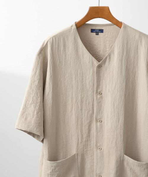 ITEMS URBANRESEARCH（アイテムズ アーバンリサーチ）の「F.S. Vネック半袖シャツ（シャツ/ブラウス・メンズ・ネイビー/カーキ/ベージュ/グレー・LARGE/MEDIUM）」の2枚目の写真