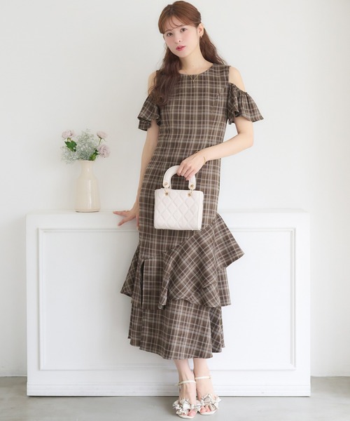 Ambre Neige(アンブルネージュ)の「open shoulder asymmetrical frill dress / オープンショルダーアシメフリルワンピース(ワンピース・レディース・杢グレー/ブラウン系その他・FREE)」の1枚目の写真