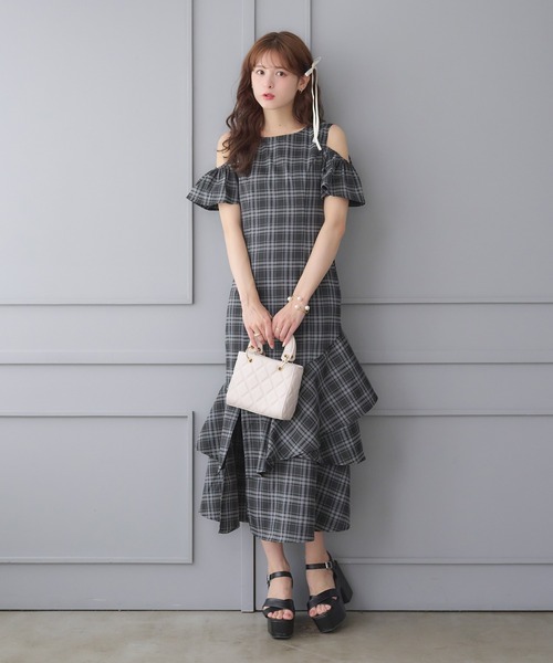 Ambre Neige(アンブルネージュ)の「open shoulder asymmetrical frill dress / オープンショルダーアシメフリルワンピース(ワンピース・レディース・杢グレー/ブラウン系その他・FREE)」の4枚目の写真