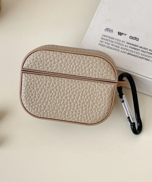 Fun & Daily（ファンアンドデイリー）の「F&D : カラーairpods ケース (AirPods 4)（ヘッドフォン/イヤホン・レディース・ベージュ/グリーン/ピンク・FREE）」の3枚目の写真