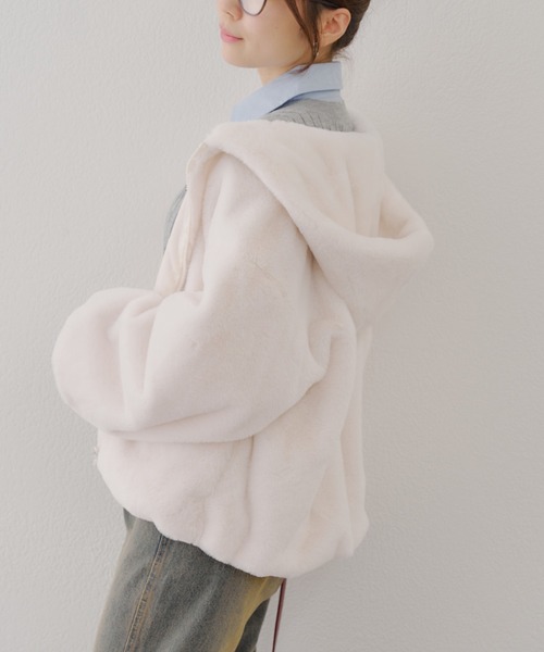 continuer de NICE CLAUP(コンティニューデナイスクラップ)の「ファーボリュームフードパーカー(ブルゾン・レディース・アイボリー/ピンクベージュ/ブラック/モカ・FREE)」の5枚目の写真