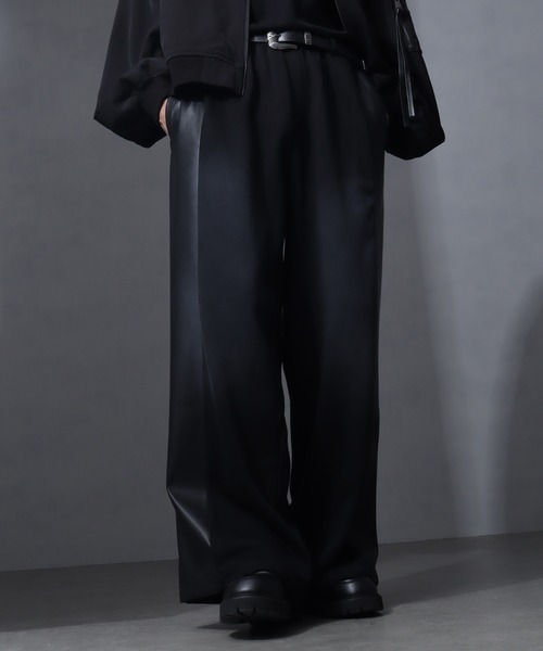 welise（ウェライズ）の「【welise/ウェライズ】PUレザー×スウェット ダブルヴィンテージ加工 リメイクライクワイドパンツ（その他パンツ・メンズ・チャコールグレー/ブラック/ブラウン・S/M/L）」の5枚目の写真