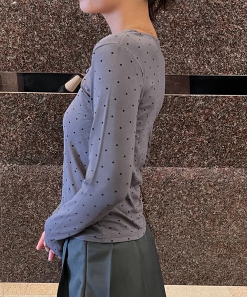 DIP IN CHOCOLATE(ディップインチョコレート)の「ドット柄リボンタイロングスリーブトップス【DIP IN CHOCOLATE】(Tシャツ/カットソー・レディース・オフホワイト/グレー/ブラック/チャコールグレー・F)」の6枚目の写真
