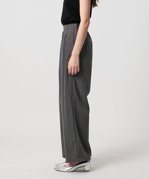 UNITED ARROWS（ユナイテッドアローズ）の「アシンメトリー タック ワイドパンツ はっ水 ウォッシャブル（その他パンツ・レディース・ブラック/レッド/グレー系・40/34/38/36）」の13枚目の写真