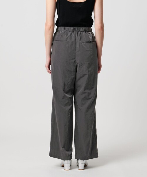 UNITED ARROWS（ユナイテッドアローズ）の「アシンメトリー タック ワイドパンツ はっ水 ウォッシャブル（その他パンツ・レディース・ブラック/レッド/グレー系・40/34/38/36）」の14枚目の写真