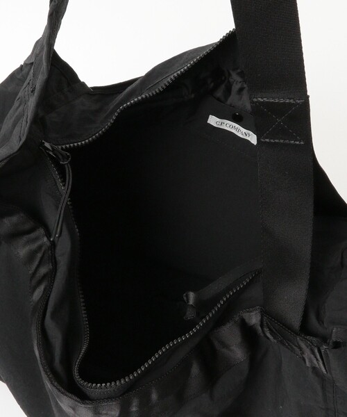C.P. COMPANY（シーピーカンパニー）の「C.P. Company / Plain Paper Touch Shoulder Bag（ショルダーバッグ・メンズ・ブラック・ONE SIZE）」の6枚目の写真