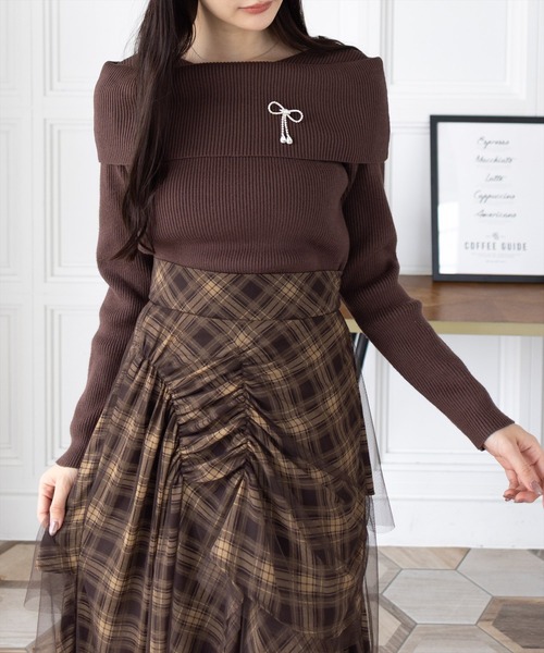 clear（クリア）の「ブローチ付きオフショルニットトップス[バレエコア ガーリー]（ニット/セーター・レディース・アイボリー/ピンク/グレー/ブラウン/ブラック・F）」の4枚目の写真