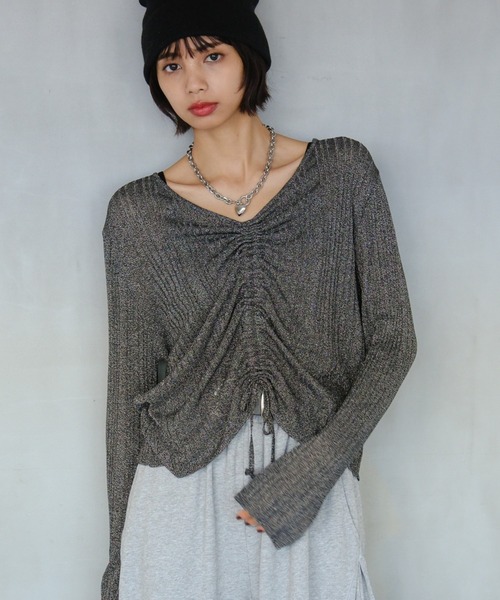 PAGEBOY(ページボーイ)の「フロントシャーリングラメニット(ニット/セーター・レディース・ブラック/シルバー/レッド系その他・FREE)」の2枚目の写真