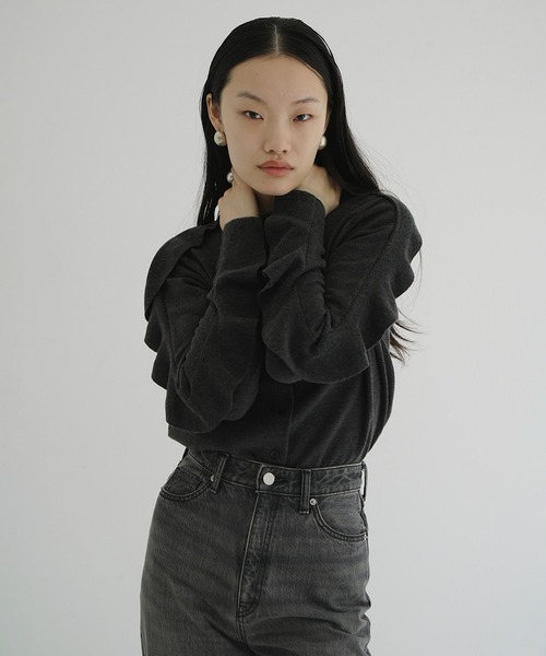 CLANE(クラネ)の「W FACE SHOULDER FRILL KNIT CARDIGAN(カーディガン/ボレロ・レディース・グレー/ベージュ・1/2)」の3枚目の写真