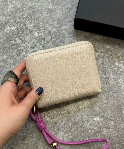 fredy emue（フレディエミュ）の「【WEB限定】【BEAURE/ビュレ】レザーストラップウォレット M（財布・レディース・ブラック/グレイッシュベージュ/シルバー/ピンク/ゴールド・FREE）」の3枚目の写真