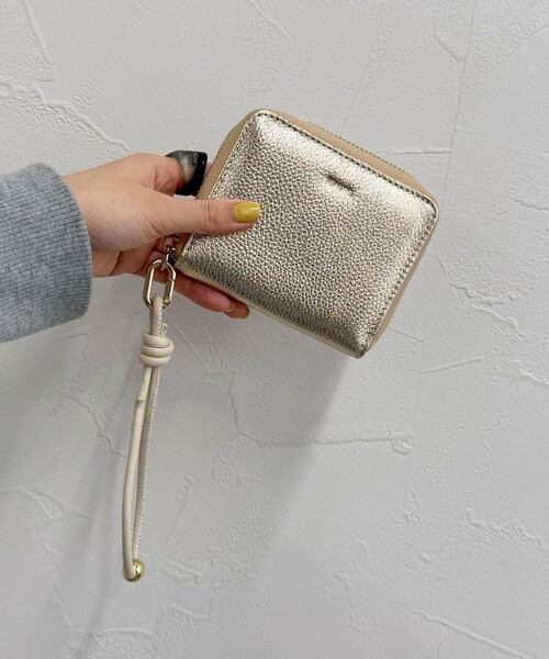 fredy emue（フレディエミュ）の「【WEB限定】【BEAURE/ビュレ】レザーストラップウォレット M（財布・レディース・ブラック/グレイッシュベージュ/シルバー/ピンク/ゴールド・FREE）」の10枚目の写真