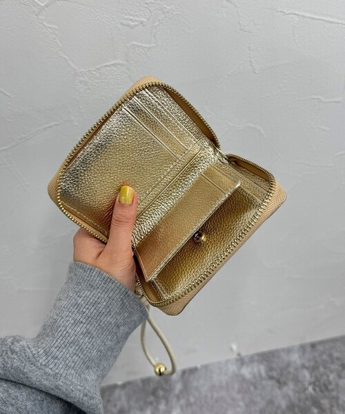 fredy emue（フレディエミュ）の「【WEB限定】【BEAURE/ビュレ】レザーストラップウォレット M（財布・レディース・ブラック/グレイッシュベージュ/シルバー/ピンク/ゴールド・FREE）」の11枚目の写真