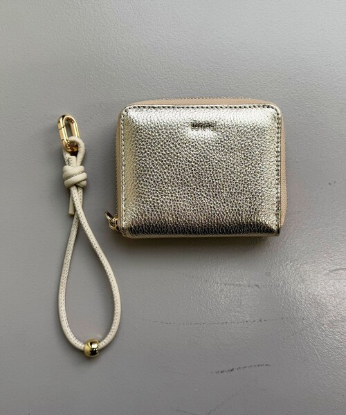 fredy emue（フレディエミュ）の「【WEB限定】【BEAURE/ビュレ】レザーストラップウォレット M（財布・レディース・ブラック/グレイッシュベージュ/シルバー/ピンク/ゴールド・FREE）」の12枚目の写真