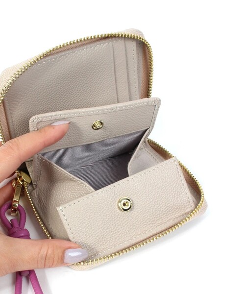 fredy emue（フレディエミュ）の「【WEB限定】【BEAURE/ビュレ】レザーストラップウォレット M（財布・レディース・ブラック/グレイッシュベージュ/シルバー/ピンク/ゴールド・FREE）」の22枚目の写真