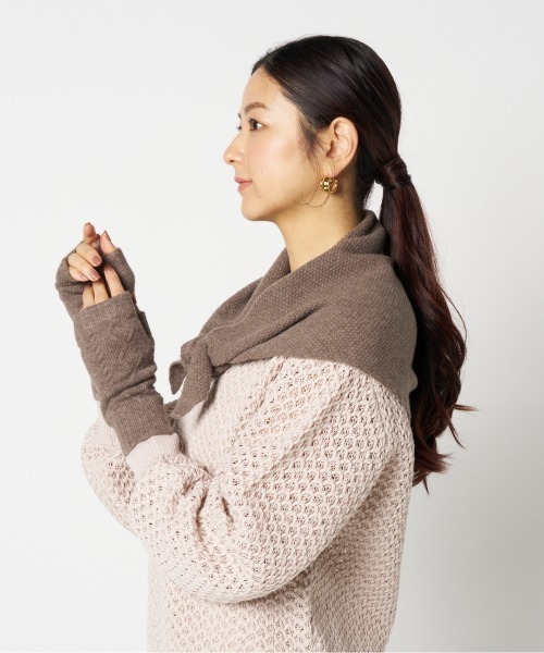 HELIOPOLE（エリオポール）の「TRIANGLE HEAD SCARF（マフラー・レディース・ライトグレー/レッド/ブラウン/チャコールグレー・FREE）」の10枚目の写真