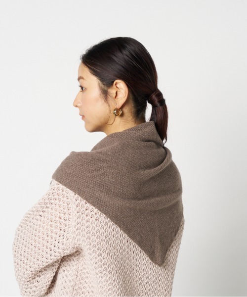 HELIOPOLE（エリオポール）の「TRIANGLE HEAD SCARF（マフラー・レディース・ライトグレー/レッド/ブラウン/チャコールグレー・FREE）」の11枚目の写真