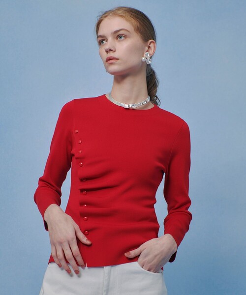 LOULOU WILLOUGHBY(ルルウィルビー)の「【LOULOU WILLOUGHBY】ドレープアシメプルオーバー(ニット/セーター・レディース・ブラック/オフホワイト/レッド・2)」の1枚目の写真