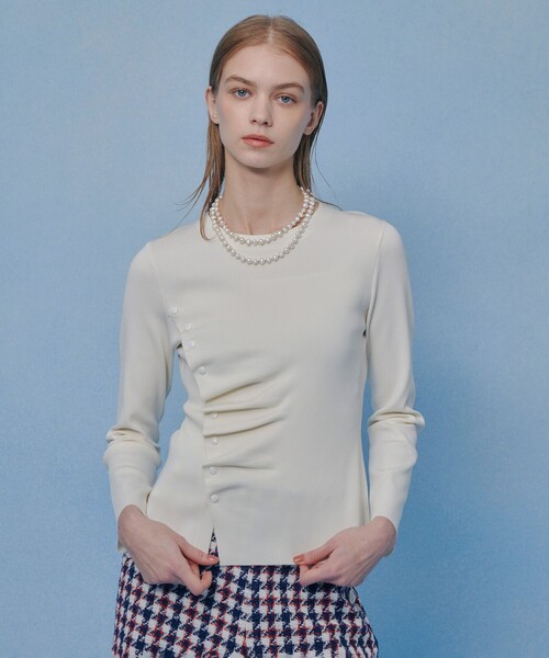 LOULOU WILLOUGHBY(ルルウィルビー)の「【LOULOU WILLOUGHBY】ドレープアシメプルオーバー(ニット/セーター・レディース・ブラック/オフホワイト/レッド・2)」の2枚目の写真