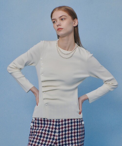 LOULOU WILLOUGHBY(ルルウィルビー)の「【LOULOU WILLOUGHBY】ドレープアシメプルオーバー(ニット/セーター・レディース・ブラック/オフホワイト/レッド・2)」の4枚目の写真