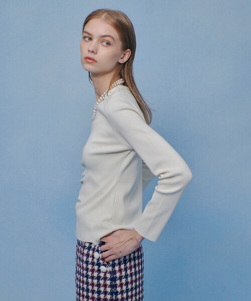 LOULOU WILLOUGHBY(ルルウィルビー)の「【LOULOU WILLOUGHBY】ドレープアシメプルオーバー(ニット/セーター・レディース・ブラック/オフホワイト/レッド・2)」の5枚目の写真