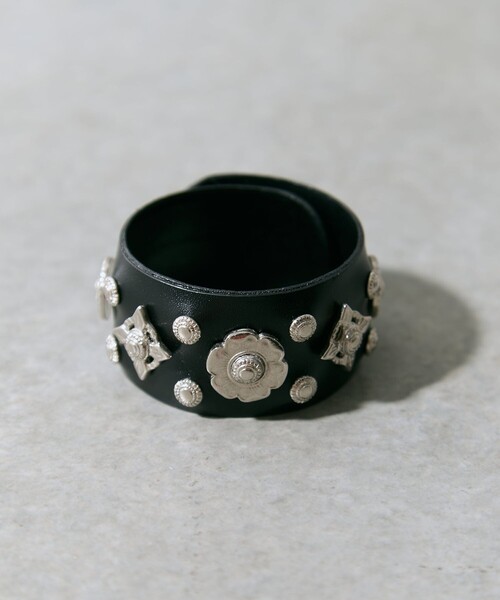 TOGA PULLA(トーガ プルラ)の「【TOGA PULLA/トーガプルラ】Leather roll bangle/レザーロールバングル(バングル/リストバンド・レディース・ブラック・FREE)」の5枚目の写真