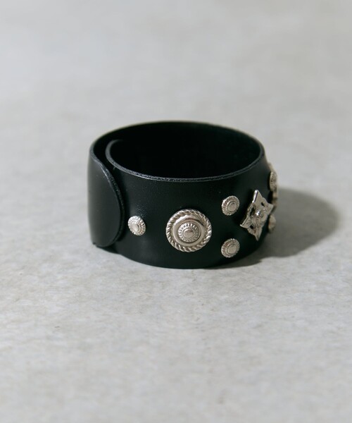 TOGA PULLA(トーガ プルラ)の「【TOGA PULLA/トーガプルラ】Leather roll bangle/レザーロールバングル(バングル/リストバンド・レディース・ブラック・FREE)」の6枚目の写真