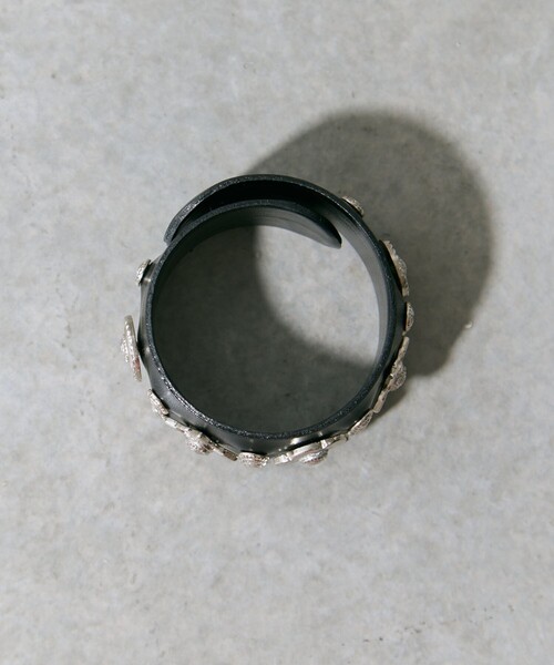 TOGA PULLA(トーガ プルラ)の「【TOGA PULLA/トーガプルラ】Leather roll bangle/レザーロールバングル(バングル/リストバンド・レディース・ブラック・FREE)」の9枚目の写真