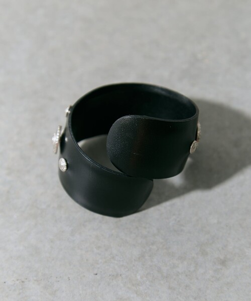 TOGA PULLA(トーガ プルラ)の「【TOGA PULLA/トーガプルラ】Leather roll bangle/レザーロールバングル(バングル/リストバンド・レディース・ブラック・FREE)」の10枚目の写真
