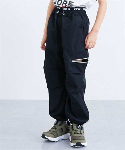 QUNTSTYLE（キュントスタイル）の「ソフトツイルロゴゴムカーゴパンツ（カーゴパンツ・キッズ・ブラック/カーキ/ブルーグレー/ラベンダー・120/130/140/150/160）」の2枚目の写真