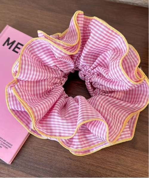 TONE SELECT GOODS(トーンセレクトグッズ)の「【urge select】ギンガムチェック バイカラーパイピング フリルシュシュ(シュシュ・レディース・ブラック/オレンジ/パープル/レッド/ピンク/ブルー・FREE)」の4枚目の写真