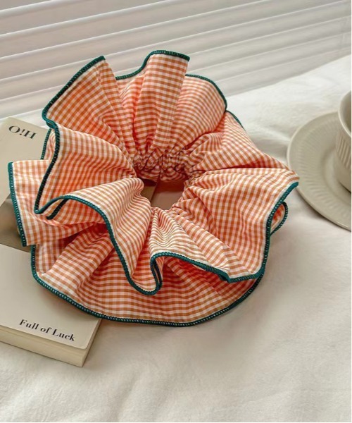 TONE SELECT GOODS(トーンセレクトグッズ)の「【urge select】ギンガムチェック バイカラーパイピング フリルシュシュ(シュシュ・レディース・ブラック/オレンジ/パープル/レッド/ピンク/ブルー・FREE)」の6枚目の写真