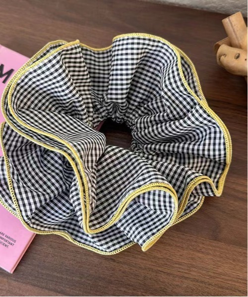 TONE SELECT GOODS(トーンセレクトグッズ)の「【urge select】ギンガムチェック バイカラーパイピング フリルシュシュ(シュシュ・レディース・ブラック/オレンジ/パープル/レッド/ピンク/ブルー・FREE)」の1枚目の写真