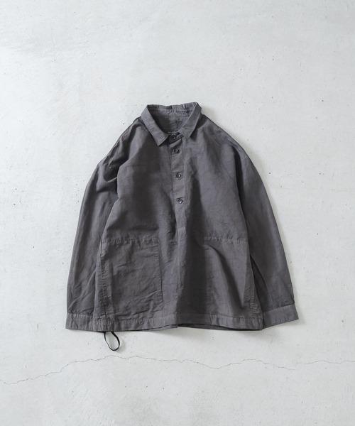 quadro（クオドロ）の「コットンラミー高密度ウェザーレギュラー裾ヒモプルオーバーシャツ（シャツ/ブラウス・メンズ・ブラック/キナリ・MEDIUM）」の2枚目の写真